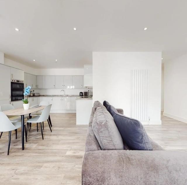 Spacious Two Bedroom Apartment With Valley Views Abertillery المظهر الخارجي الصورة